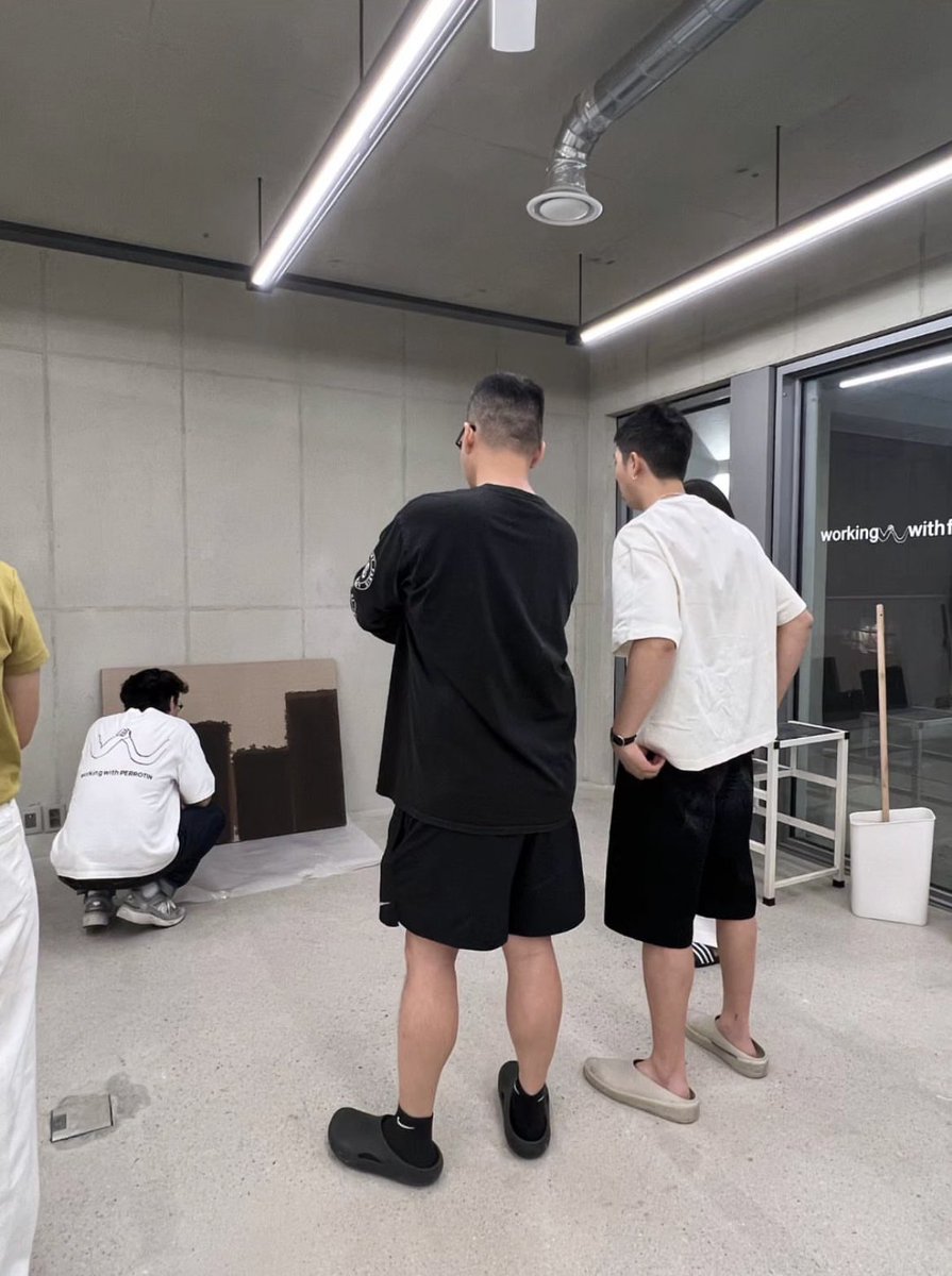 joonswhistle's tweet photo. rkive instagram story 050824 

Namjoon at (what appears to be the install) of Working With Friend’s “시/차” exhibition, which ran from 21–30 July. https://t.co/GexGvgDWyG