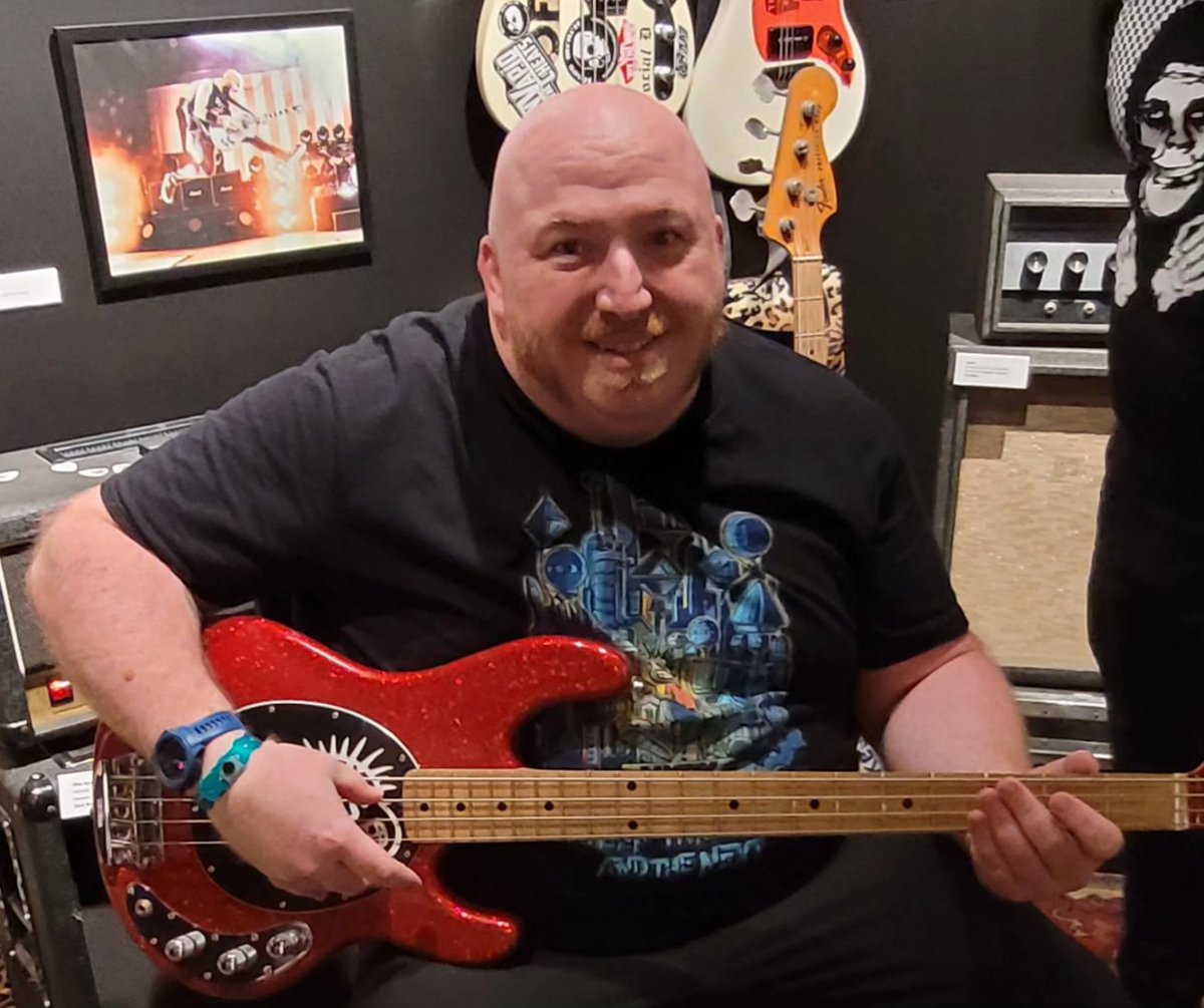 SocratesOnABike's tweet image. After taking this photo holding @mikeherreraTD's bass, @shanetold told me that I wanted to play Chick Magnet. How did he know? 🤣 I'm a beginner guitarist, and even newer to bass, but I gave it a shot in front of a group of people at #ThePunkRockMuseum! Rad! #CCMTwitter