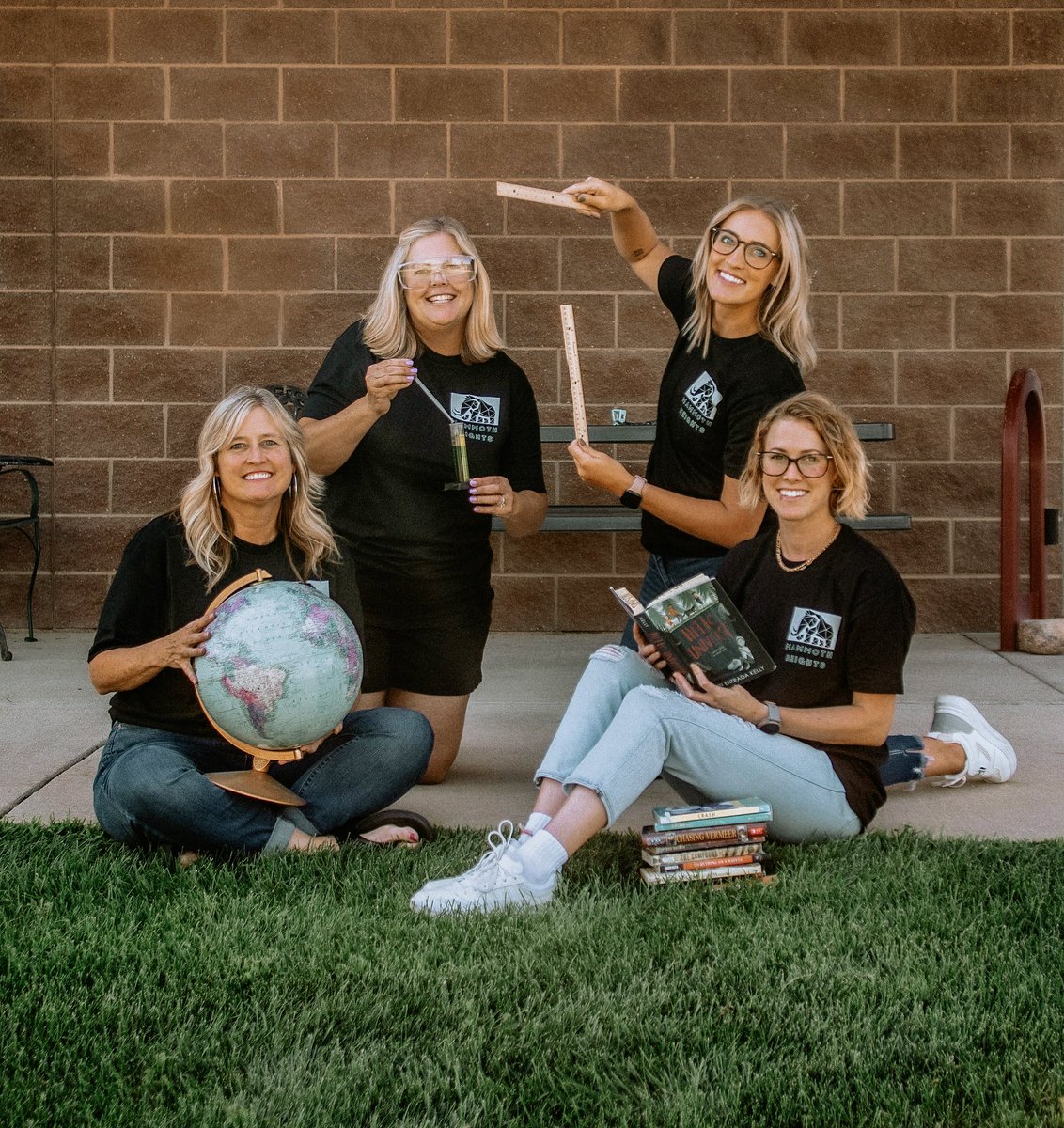 missnelson_dcsd's tweet photo. The gang’s all here, and we have all the bases covered! ⚾️ Those #sixthgraders don’t know what’s coming. 😏 Ready for a great year! #theteam #mhe #nelsong6 https://t.co/s3Ypg579Lm