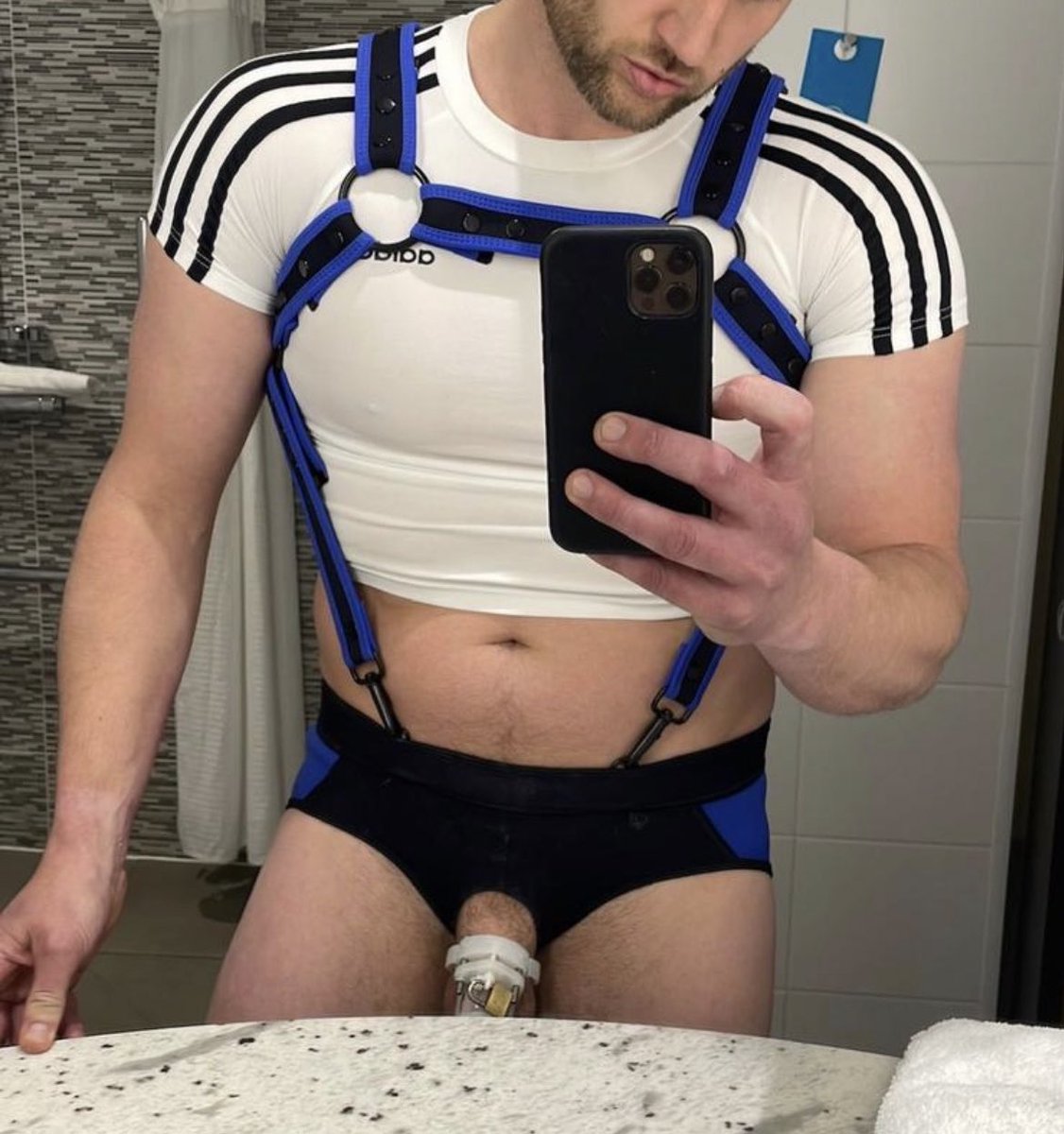 DickieTea's tweet photo. @BoyInHD Love a crop tee and harness https://t.co/ERVfQfybiS