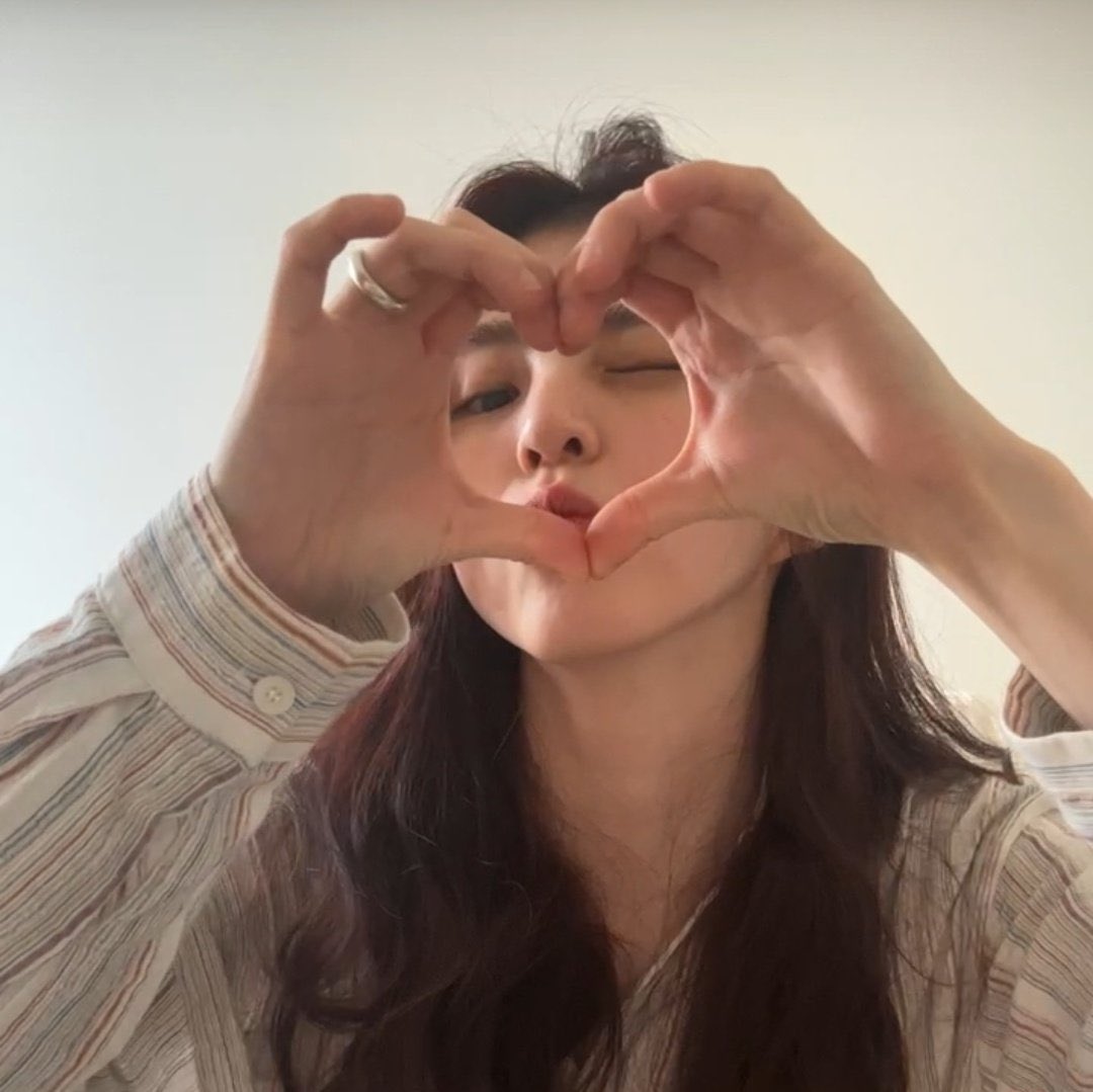 doramabra's tweet photo. #HanSoHee deu um recado importante durante sua live: 

“Você não deve ser tão magro quanto eu. Eu peço, por favor, proteja a sua saúde. A beleza interior é importante, mas a minha carreira envolve mostrar como pareço por fora, por isso que perco peso. Se não fosse por isso, eu também manteria um peso normal. Na minha opinião o padrão de beleza não deveria ser magra ou gordinha! (…) Espero que você não perca peso prejudicando a sua saúde, você não é bonita por ser magra, você tem que ser saudável para ser bonita.”