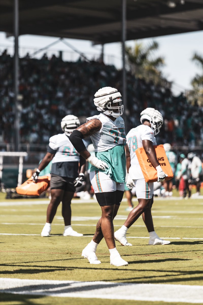 VMinikwu's tweet photo. Camp Vibes ⛺️
.
.
.
.
.
.
.
#miami #MiamiDolphins #football
#explorepage #explore #sportsphotography https://t.co/0qS5VtFsZS