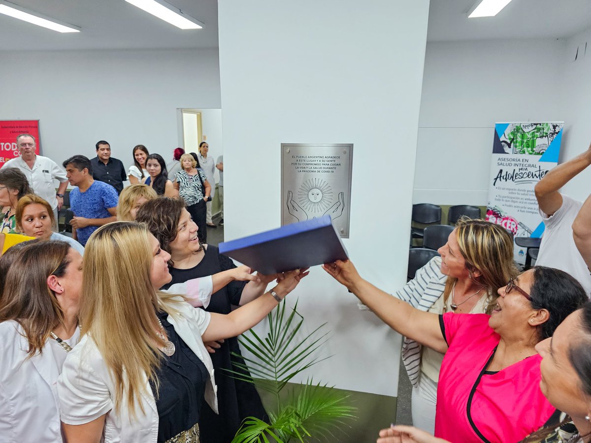 OscarAlarcon_'s tweet photo. Descubrimiento de placa en el Edificio del ex materno donde funciono el centro de testeos, en agradecimiento al lugar y al personal por el cuidado de la vida y la salud durante la pandemia de COVID-19 https://t.co/foRsj9fcOb