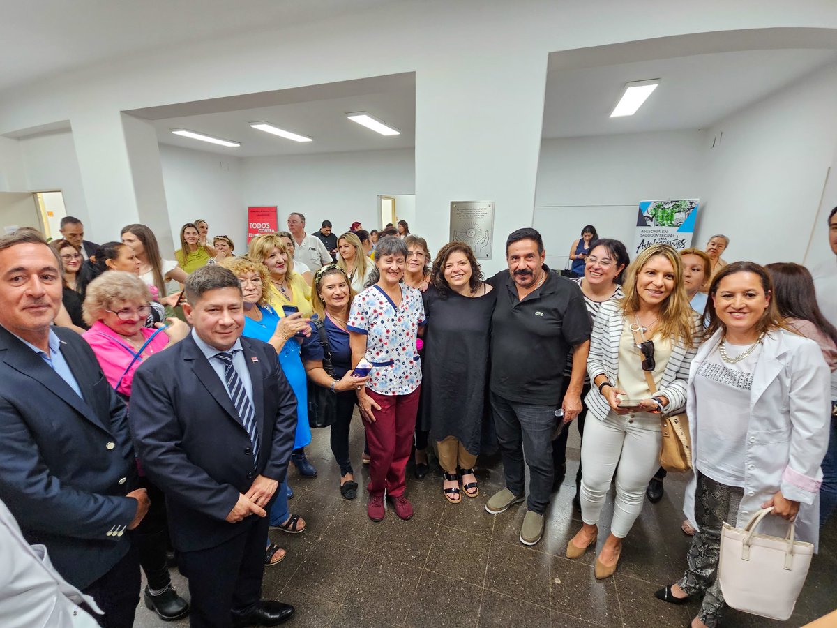 OscarAlarcon_'s tweet photo. Descubrimiento de placa en el Edificio del ex materno donde funciono el centro de testeos, en agradecimiento al lugar y al personal por el cuidado de la vida y la salud durante la pandemia de COVID-19 https://t.co/foRsj9fcOb