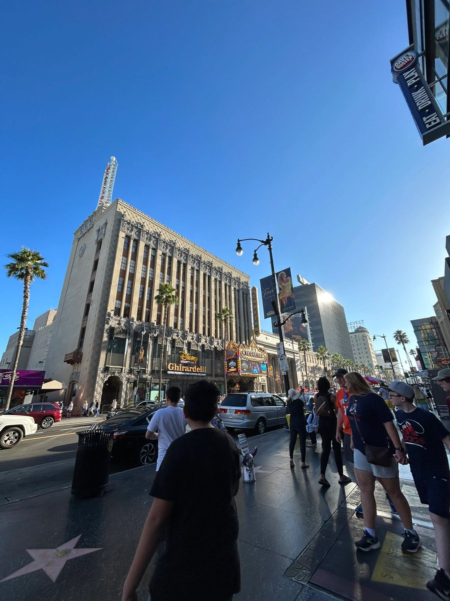 Los Angeles - Avenue of Stars hmmm... it feels like a pedestrian street, the buildings on both sides of the street have different colors and merchandise to match the 1.6km round trip, #everyday #LosAngeles