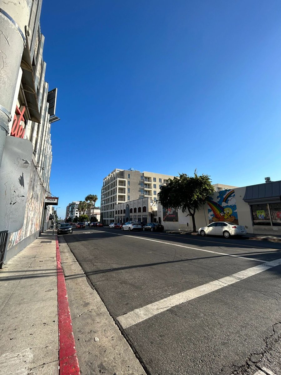 AnnaWojj's tweet photo. Los Angeles - Avenue of Stars hmmm... it feels like a pedestrian street, the buildings on both sides of the street have different colors and merchandise to match the 1.6km round trip, #everyday #LosAngeles https://t.co/oM8VqNKqy8