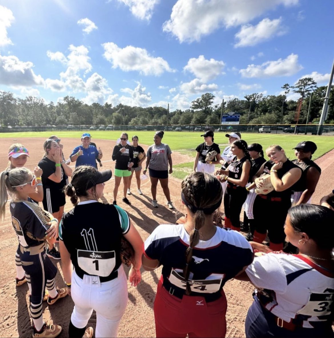 KaraAlday's tweet photo. Had an AMAZING first day at the ProSwings camp!! Can’t wait to see what the next two days hold!!🥎
@ProSwings_ https://t.co/oD24y3lXX4
