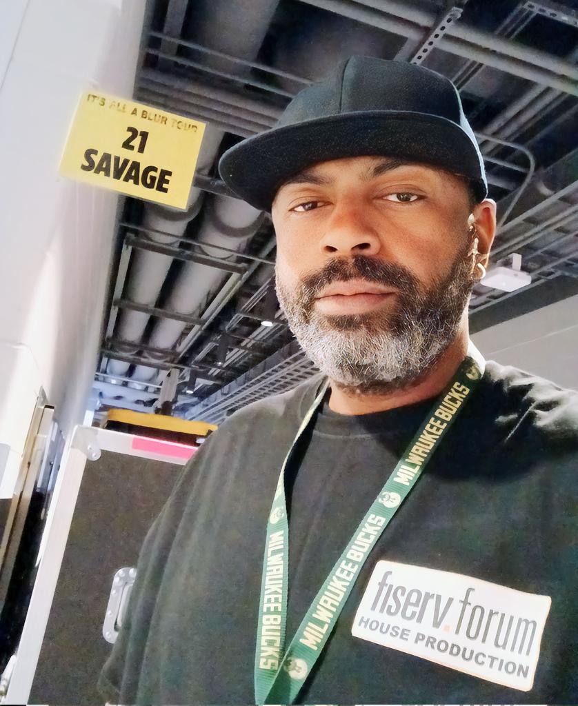 MISTAMARCUS's tweet photo. Back for Load Out!!! Who came to see Aubrey &amp; 21?? #StagehandLife #FiservForum #Drake #ItsAllABlurTour https://t.co/NLFutCOLlk