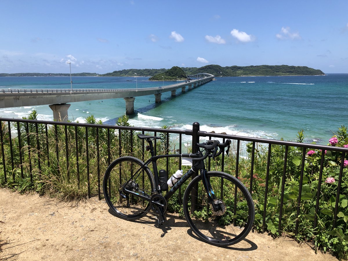 kjtweb's tweet photo. 暑いので今日も過去pic
最近は完全に過去picばかり。。。
2019年のツール・ド・下関
夏っぽく、角島大橋で投稿してみました。
#ロードバイク #自転車 #TREK #サイクリング #ロードバイクのある風景 https://t.co/g9neczYnnB