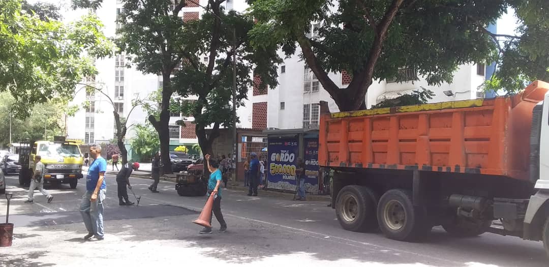 ¡Buenas Noches Vecin@s!

Notificación hoy 04 de agosto, cuando son la 1:00 pm, se informa a toda la comunidad de Palo Verde y Lomas del Ávila, que en la calle ppal. de Palo verde y subida hacia Lomas, se procedió a colocar 5 reductores de velocidad.
Obra por la Alcaldía de Sucre