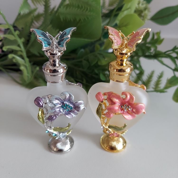 SoftnessDaily's tweet photo. vintage perfume bottles 🎀 https://t.co/KRCqB2tvff
