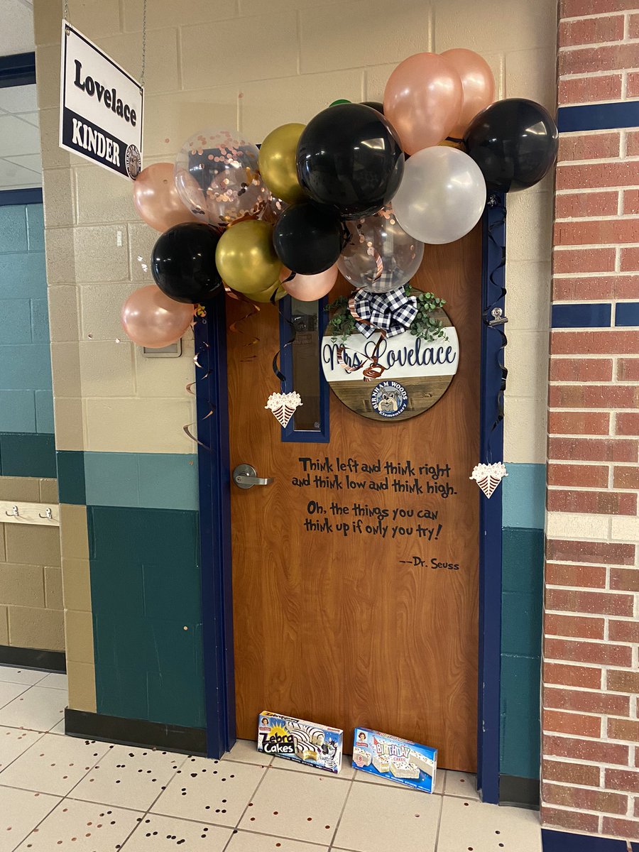 LovelaceJoycee's tweet photo. Such a wonderful surprise to walk into on my birthday! https://t.co/QDXmuM0w03