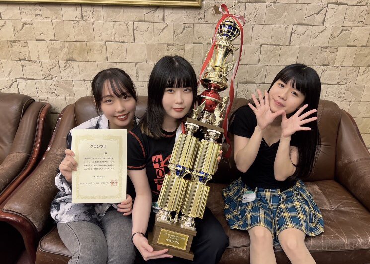 Fuzz_jp's tweet photo. 【ご報告】
バンドステージコンテスト
オールジャンル本選全国決勝大会
グランプリを獲得することができました🏆✨

昨日は急な告知にも関わらず
暑い中、応援に駆け付けて頂きありがとうございました‼️

安定した演奏、安定した顔 ⁉️ꉂꉂ(ᵔᗜᵔ*)
が評価されたようです https://t.co/h96OjLeZt3