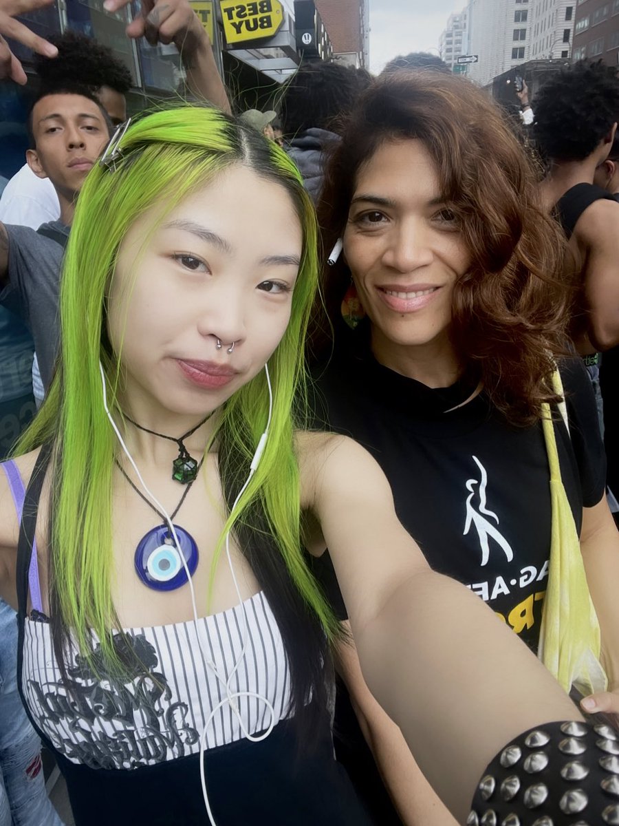 pubescult's tweet photo. @KaiCenat aftermath 
ran into @mslauragomez thank you for taking your time to take a flick with me through the tough crowd #oitnb @OITNB 
i look mad goofy i was completely flabbergasted and nervous😂
couldnt find my bro nor rochelle, streets blocked n took forever to walk home https://t.co/OIP092E3Ga
