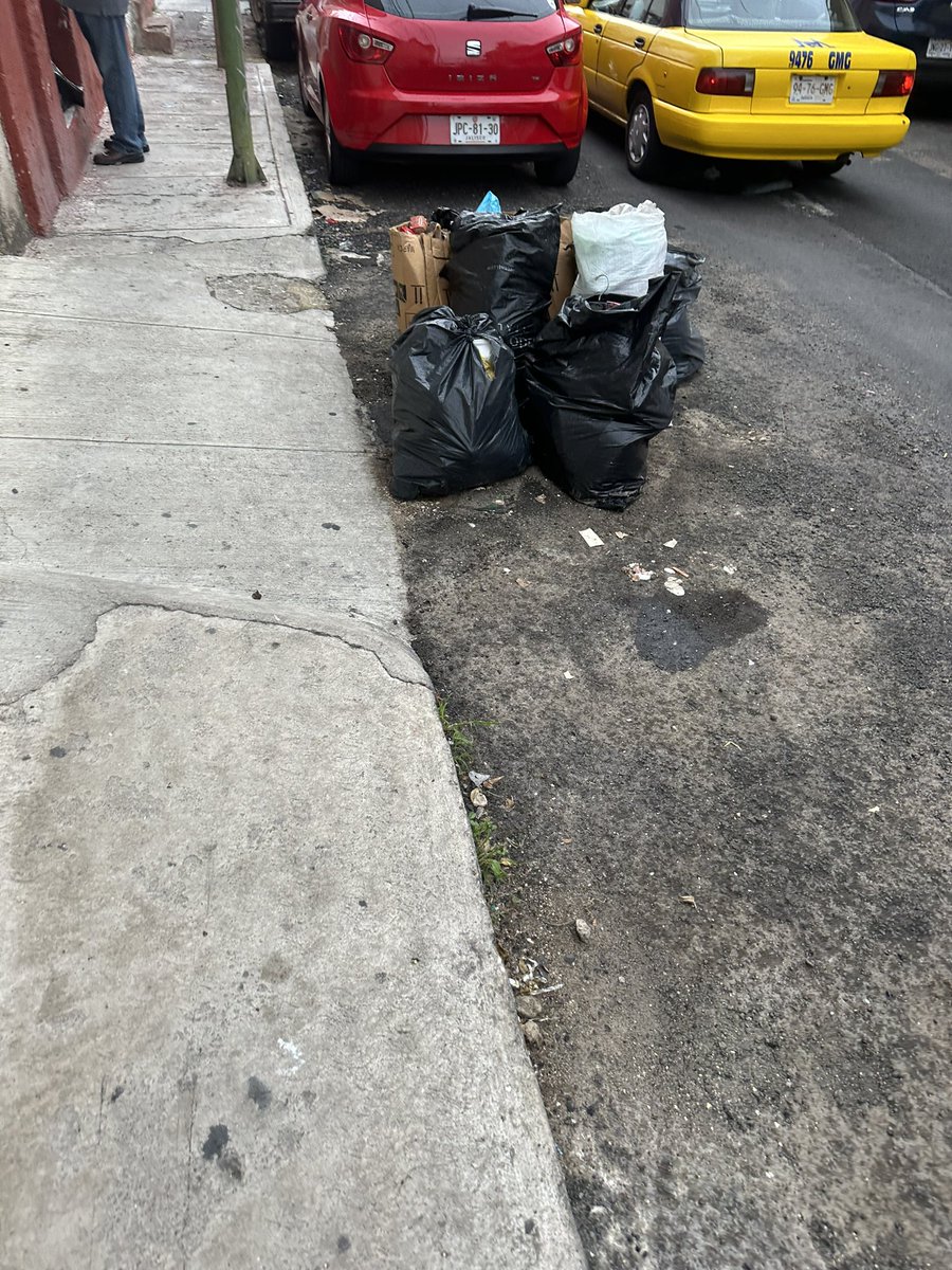 MisaelCcastillo's tweet photo. Buena tarde @GuadalajaraGob @siapagdl ya tiene 2 semanas que s e hizo este bache y han dejado basura.

Calle General Salazar entre Industria y República en la colonia la perla. https://t.co/WHdqLGRiPY