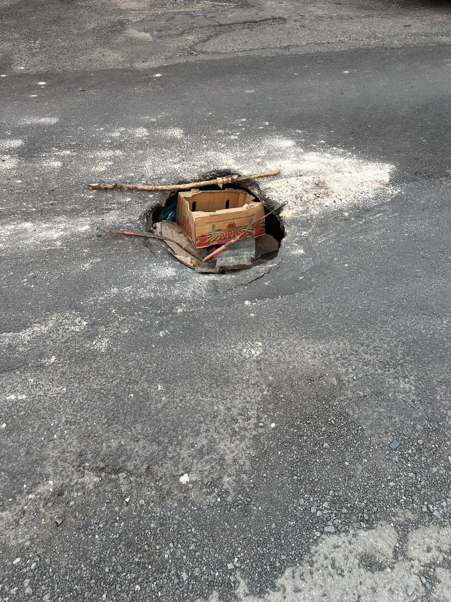 MisaelCcastillo's tweet photo. Buena tarde @GuadalajaraGob @siapagdl ya tiene 2 semanas que s e hizo este bache y han dejado basura.

Calle General Salazar entre Industria y República en la colonia la perla. https://t.co/WHdqLGRiPY