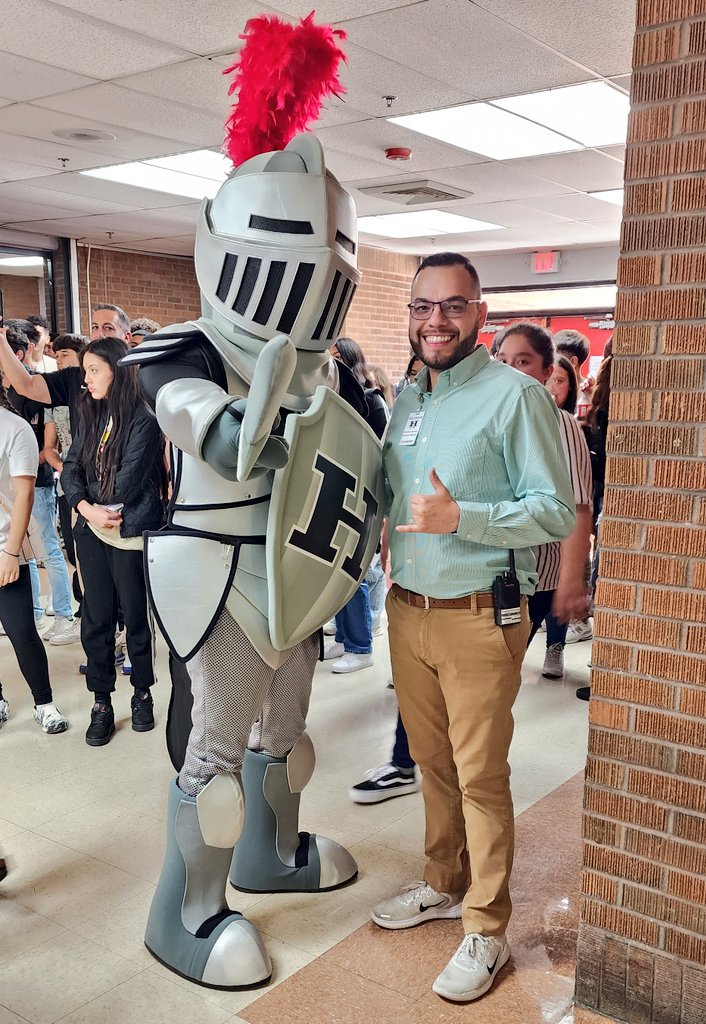 HHSCarrasco's tweet photo. Week ☝️ at the Kingdom 💯

Great way to close out our first week back on campus by introducing our 
new Sir Knight 🛡

#TheKingdomOfChampions ❤️🖤 https://t.co/oBqAoWW86o