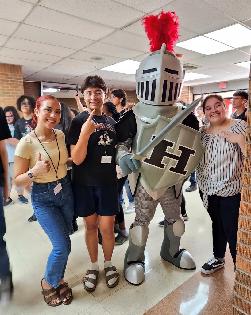 HHSCarrasco's tweet photo. Week ☝️ at the Kingdom 💯

Great way to close out our first week back on campus by introducing our 
new Sir Knight 🛡

#TheKingdomOfChampions ❤️🖤 https://t.co/oBqAoWW86o
