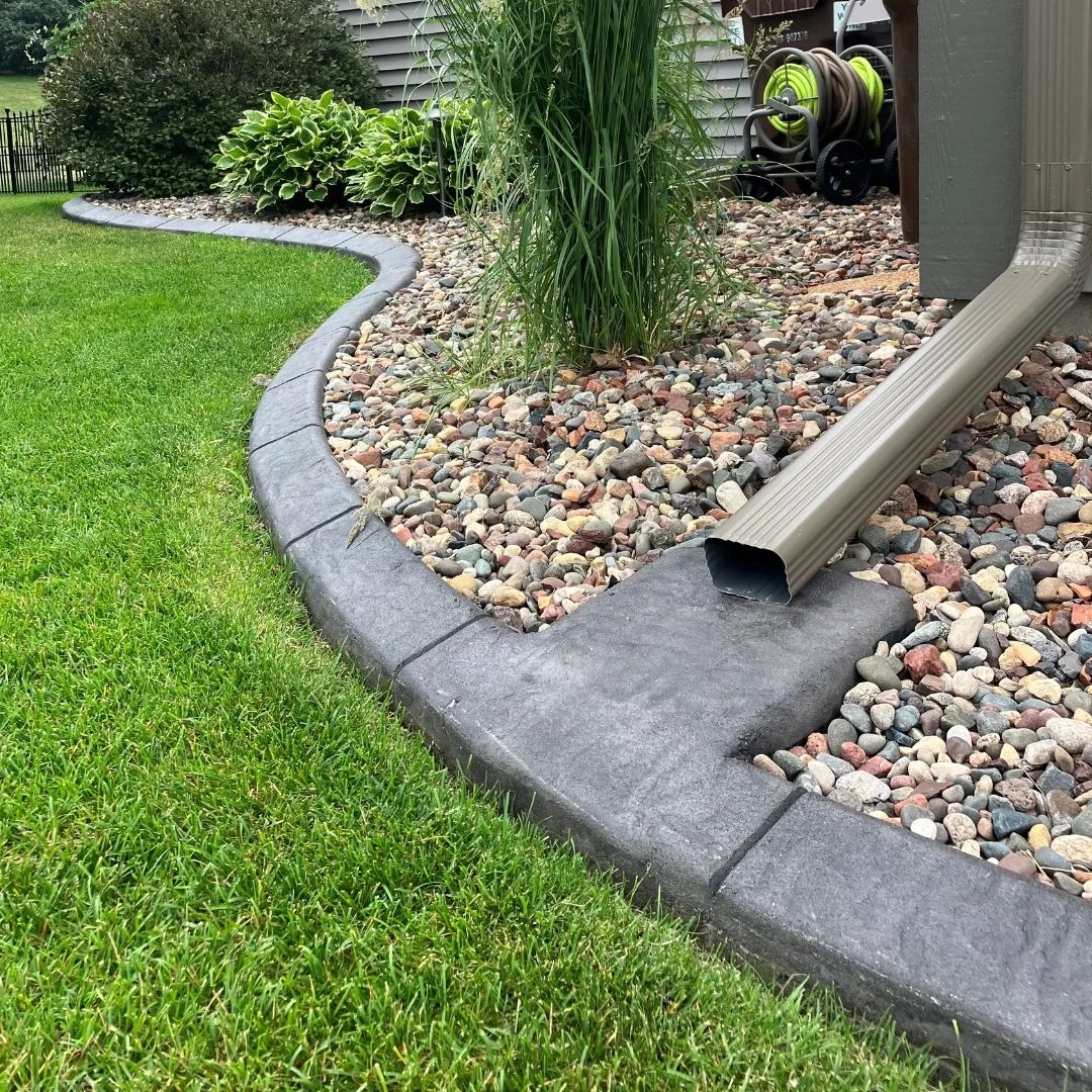 qualitycurbing's tweet photo. Landscape edging is the perfect way to add a touch of style to any outdoor space! From flower beds to custom islands, the possibilities are endless. Let's get creative! #LandscapingIdeas #YardGoals #EdgingMagic #QualityLandscapeCurbing https://t.co/xtfyF8Yefs