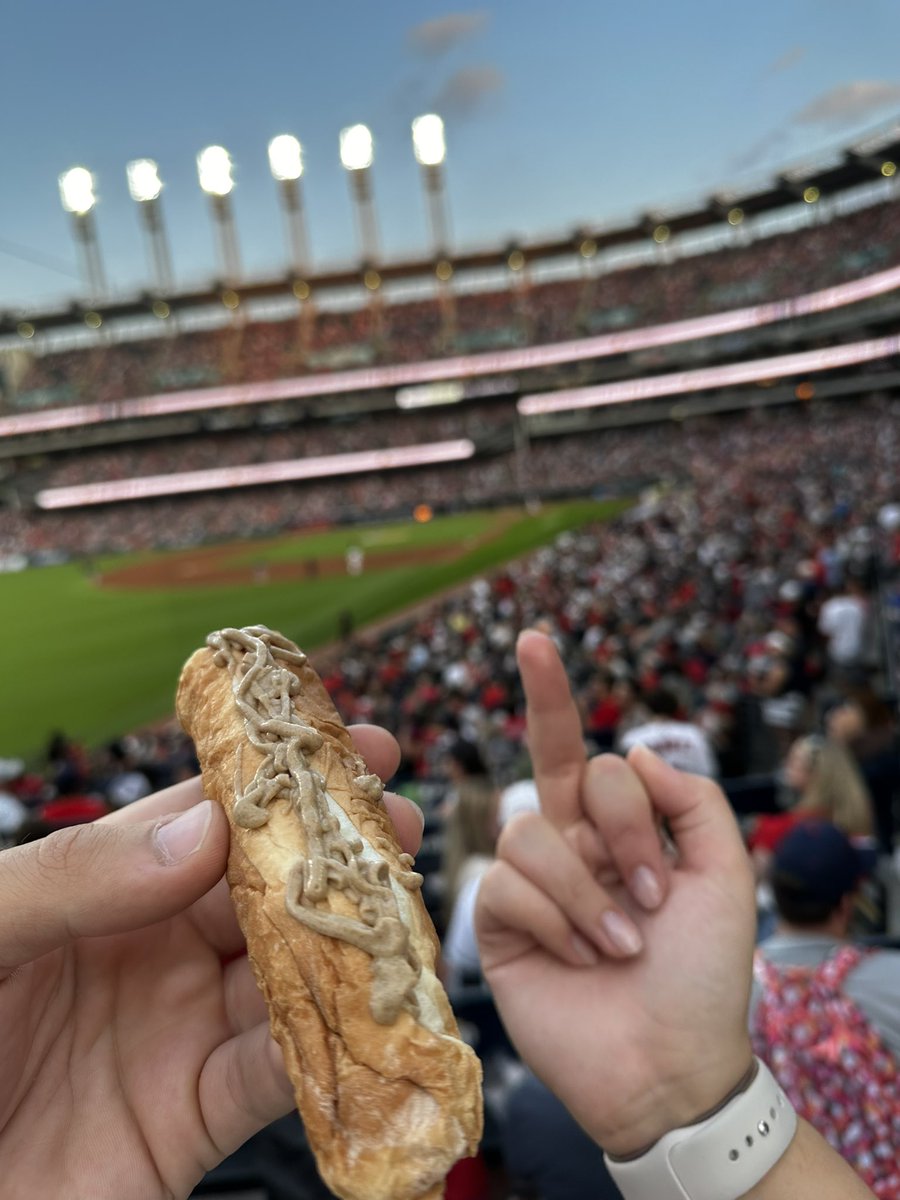 NKovesdi81's tweet photo. @CleGuardians last hot dog in the bleachers available in the 3rd inning. #dollardognight but none available? i’m a sox fan now https://t.co/6xQpKw6b3E