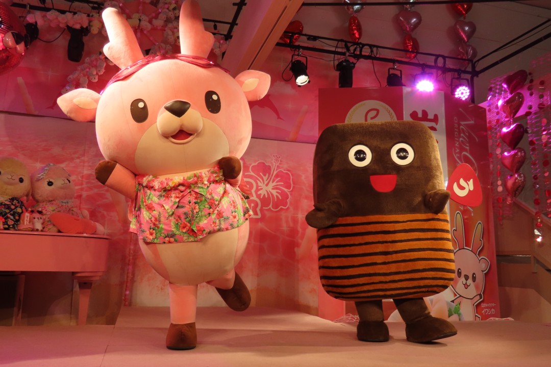 raccoon_pot's tweet photo. 土用の丑の日に #岩下の新生姜ミュージアム で #イワシカ ちゃんと #うな次郎 くん！
イベントごとのお衣装とイラストが可愛すぎるので、クリアファイルとかポストカードとかステッカーとか出てほしい・・・ https://t.co/HM15Ap8bll
