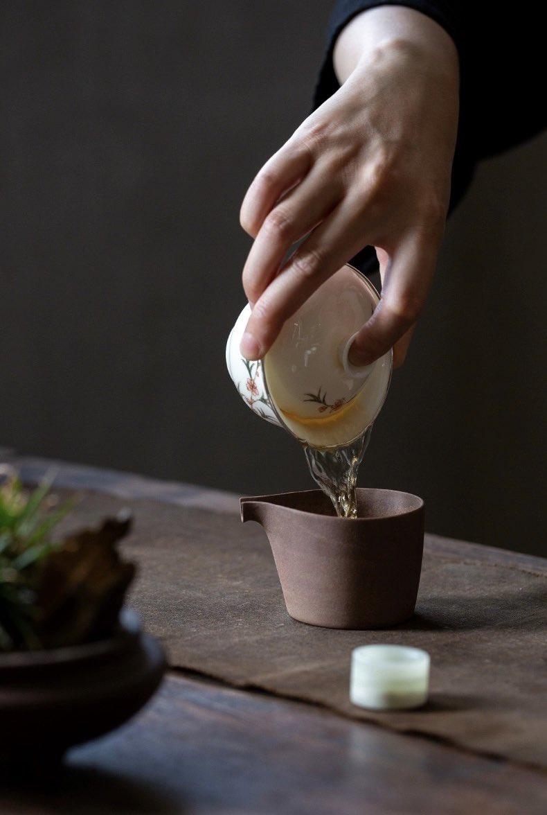 morimatea's tweet photo. Take some time for quiet sipping tea.
.
.
.
#weekendfun #morningtea #gaiwan #teabowl #teatray #teascoop #chaxi #chaze #chadao #gongfucha #slowlifediary #enjoymoment #innerpeace #quietluxury #quietmind #zentea #teaart #artcollector #artistic #handpainted #morimatea https://t.co/bnoW235F3X