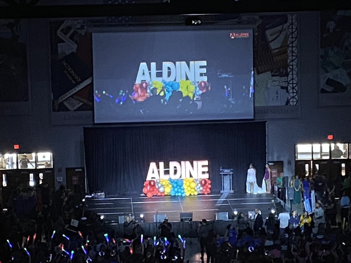 TeeBullard's tweet photo. A time was had at the 2023-24 Aldine ISD Convocation.  I am the solution! #MyAldine #Convocation2023 #MiddleSchoolMatters @PlummerMS_AISD https://t.co/kvK7Dm54Bt