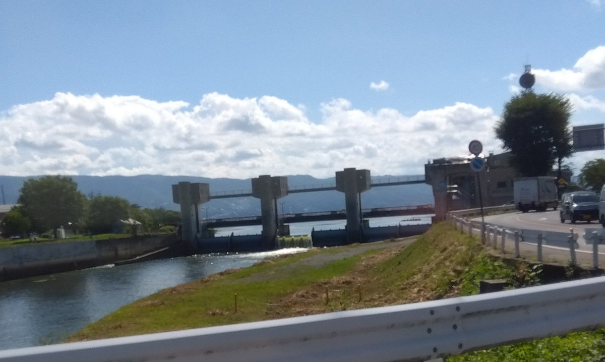 映画「#怪物」ロケ地巡り
冒頭消防車🚒が駆け抜けて行った赤い橋。その方向から見た諏訪湖釜口水門。