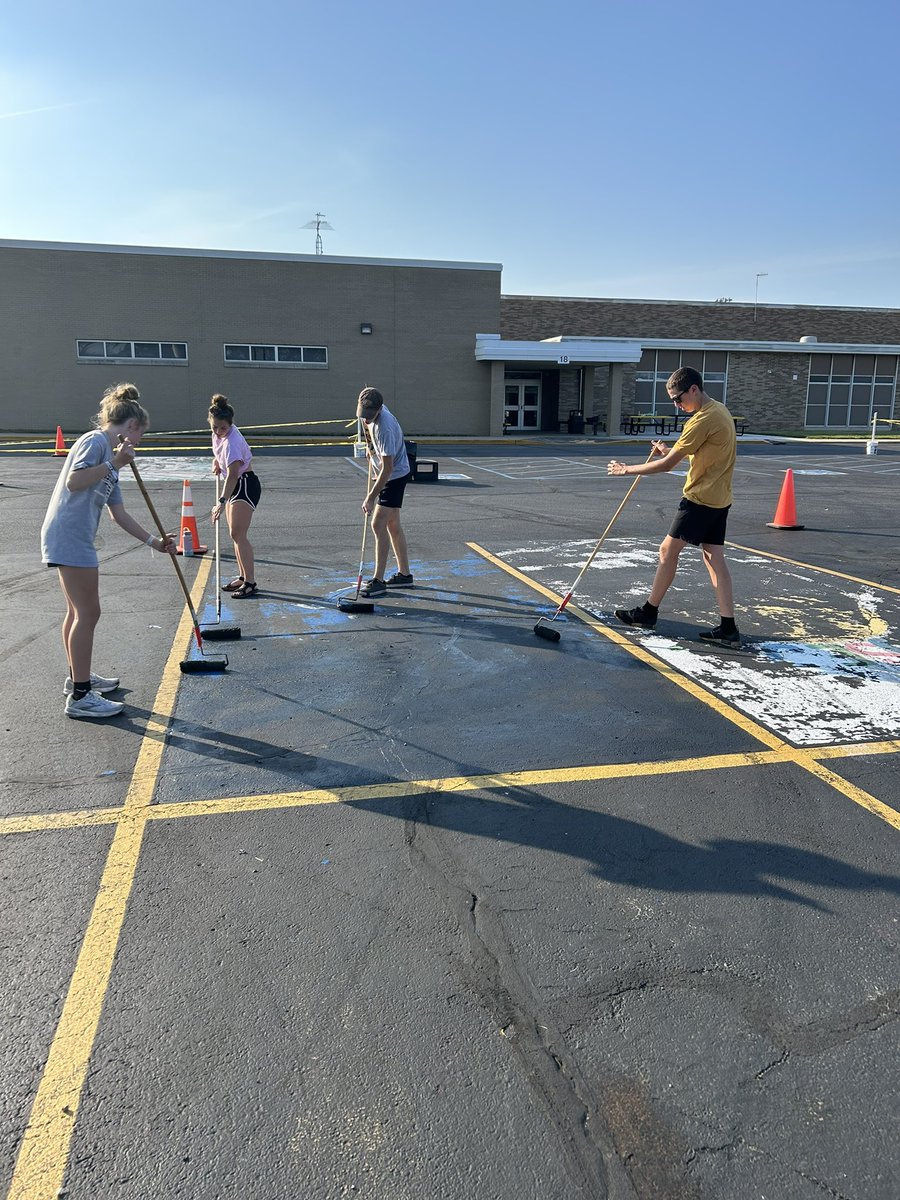tica99's tweet photo. Shout out to @PioneerJrSrHigh students who put in some work in the HOT sun🥵! https://t.co/u4MAkWsBmK