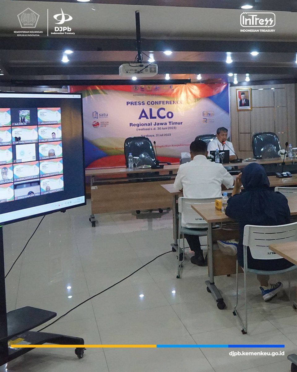 DjpbJatim's tweet photo. Konferensi pers disampaikan oleh Kepala Kanwil Ditjen Perbendaharaan Provinsi Jawa Timur, Bapak Taukhid yang juga menjabat sebagai Kepala Perwakilan Kementerian Keuangan Jawa Timur kepada awak media secara hybrid. Pada paparannya beliau menyampaikan capaian APBN s.d. 30 Juni 2023 https://t.co/1g3BXJPZvl