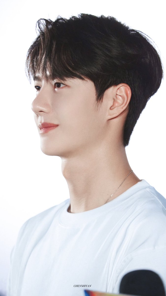 มีท่อนนึงที่อฟช. เขียนถึงอี้ป๋อแล้วร้องเลย 😭 

ในปีนี้คุณค่อยๆ เรียนรู้ที่จะผ่อนคลายและเผชิญโลกอย่างอ่อนโยนมากขึ้น คุณยินดีที่จะมองดูดวงดาวในช่วงเร่งรีบ ยินดีมองดูฝนกระหน่ำลงมาในยามบ่าย ยินดีมองไปที่ขอบฟ้าไกลอย่างเงียบๆ และเต็มใจหยุดเพื่อชมพระอาทิตย์ตกที่สวยงาม (1/2)