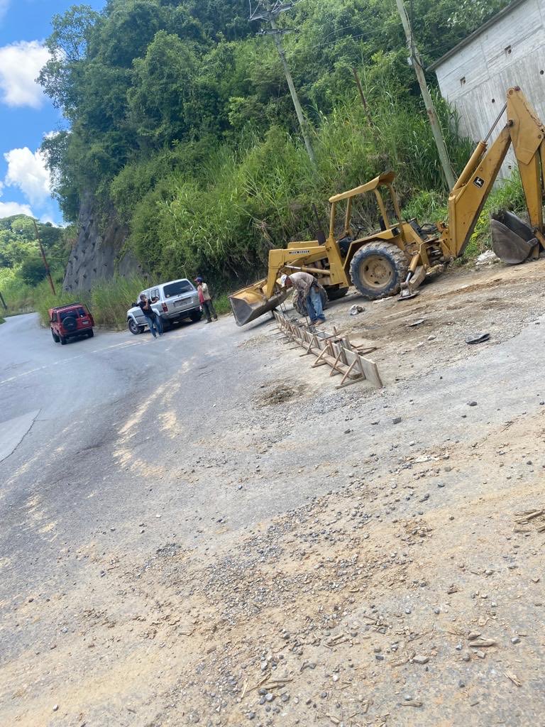 ⁦<a href="/eliasayegh/">Elías Sayegh</a>⁩ ⁦<a href="/ElHatillo/">Alcaldía El Hatillo</a>⁩ BN están levantando muro en vía principal de acceso a la Hacienda El Encantado, quien dio permiso para esa obra ??? Esta vía es mala pero es la única que tenemos y aquí cada quien hace lo que le da la gana, y las autoridades competentes???