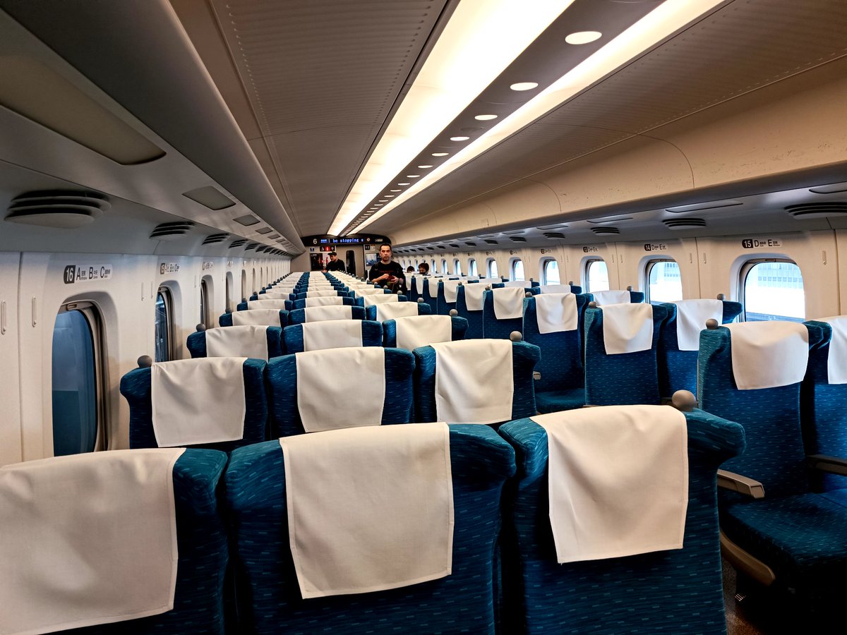 rigeikane's tweet photo. Emocionado, a punto de visitar a mi hermano Jorge, ahora en el tren bala (shinkansen) Osaka - Maebara. https://t.co/trhODEro56