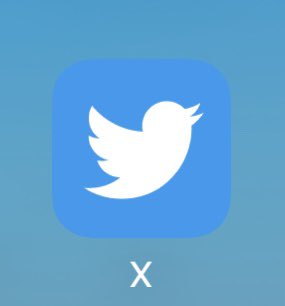 chrisody_'s tweet photo. I refuse to change the logo on my Home Screen 😂 https://t.co/4MmiglZgot