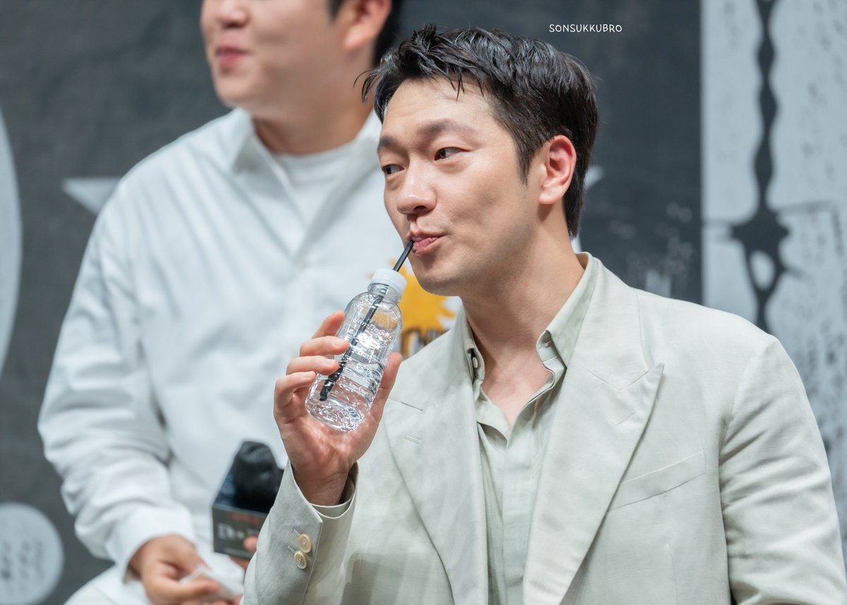 sonsukkubro's tweet photo. 230731 D.P. 시즌2 그린카펫
#손석구 #sonsukku 

물 마시는 🦊(젤 잘마심ㅋㅋㅋ 혼자ㅋㅋㅋ) https://t.co/XZR03SbjwJ