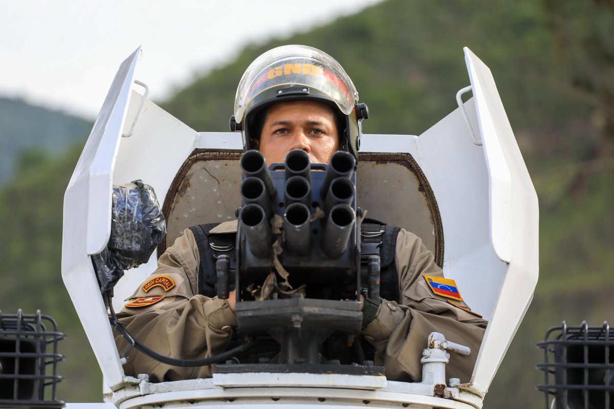 Reitero mi felicitación a nuestra gloriosa Guardia Nacional Bolivariana, bastión de la Paz de la Patria, por su 86º aniversario. Buen entrenamiento, técnica y preparación en el terreno de nuestros dignos oficiales. ¡Sigan así, con mucha fuerza y moral! ¡Con el Pueblo y para el…