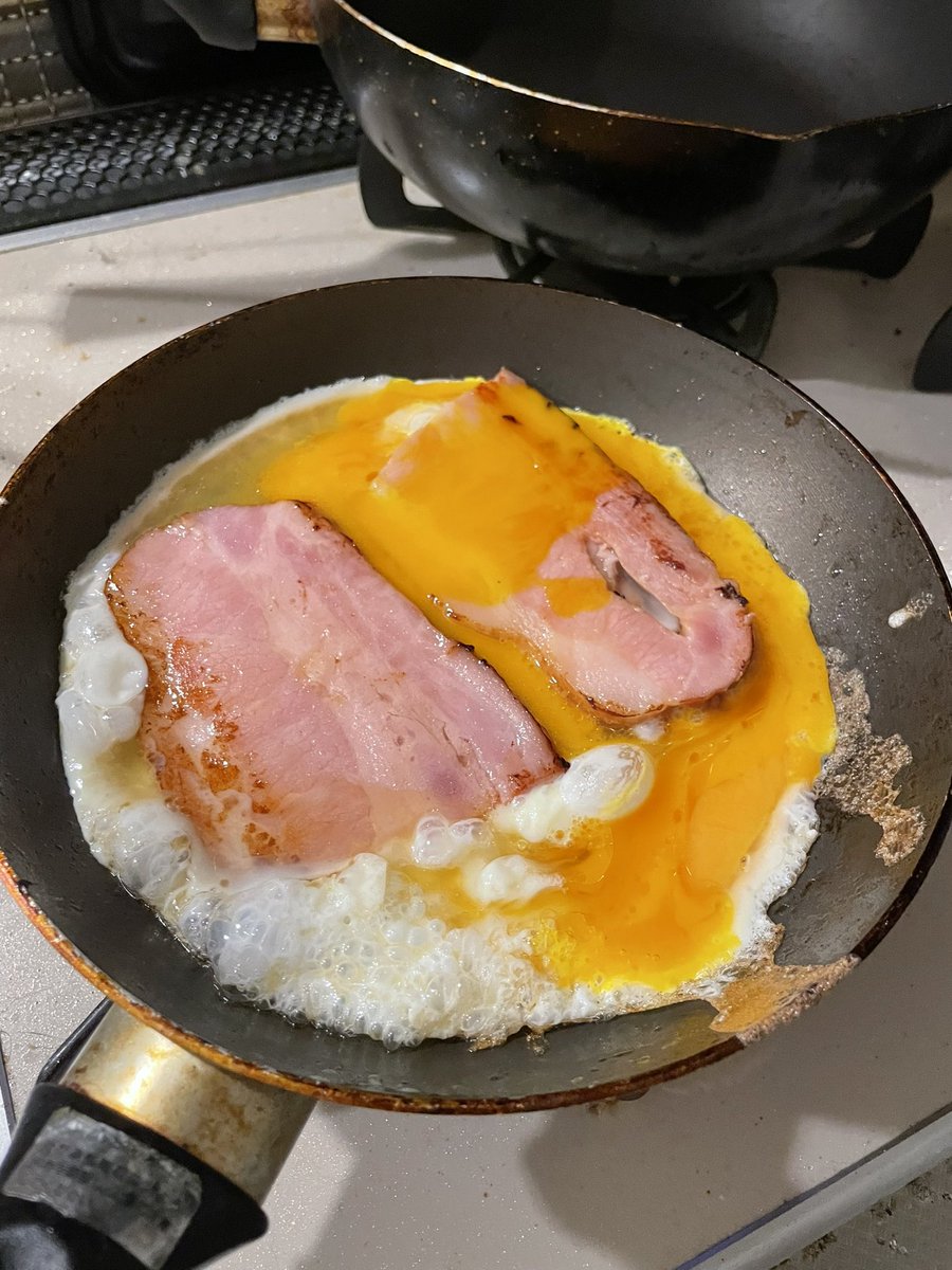 Lipton718's tweet photo. ドデカベーコン貰ったので、ハウルの動く城ごっこしようとしたら卵割るの下手すぎた https://t.co/ZuqFiP9oWX