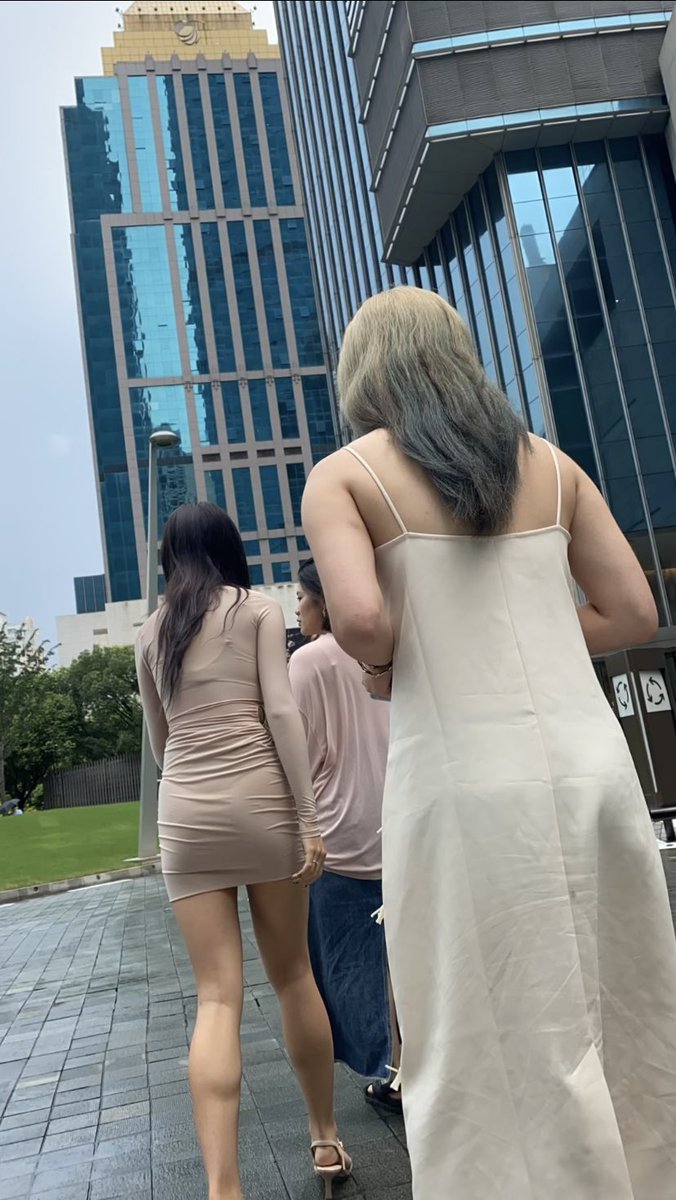 blackstocklover's tweet photo. 这是什么烧鸡站街吗 尤其是这个穿丁字包臀的最欠操了！ #偷拍 #包臀裙 #丁字裤 #骚浪贱 #短裙 #肉腿 #炮架子 #高跟鞋 https://t.co/wgIPGEWoax
