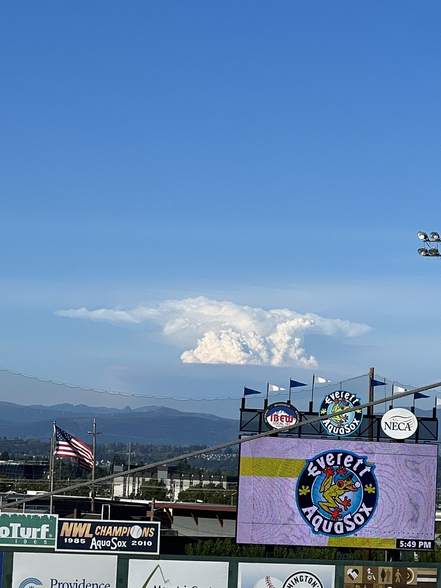 CMacleod1518's tweet photo. @WhidbeyWXGuy @RandySmall @NWSSeattle From the Aquasox Stadium in Everett https://t.co/dl33aUXUUS