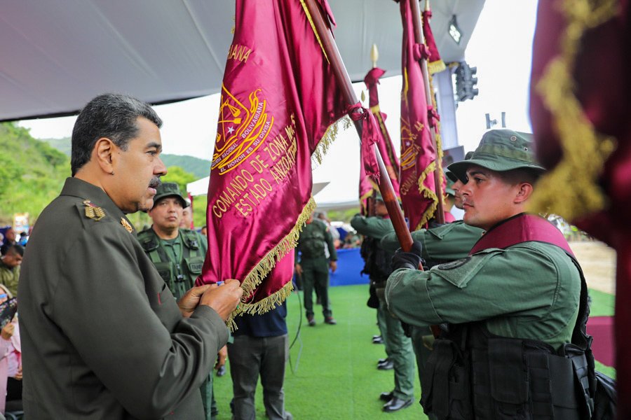 Condecoré a los Estandartes de los Comandos de Zona de la GNB, un reconocimiento a esta institución que es parte integral y constitucional de la FANB. Mi abrazo a todo su personal, sigan adelante con disciplina, compromiso y lealtad.