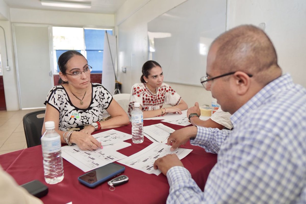 RaulRuizRobles's tweet photo. Con #OaxacaImpulsa acercamos trámites, programas y servicios del sector de #DesarrolloEconómico con la finalidad de apoyar en el fortalecimiento de los negocios e identificación de proveeduría para el fomento del mercado interno. https://t.co/IKXvh16Q0l