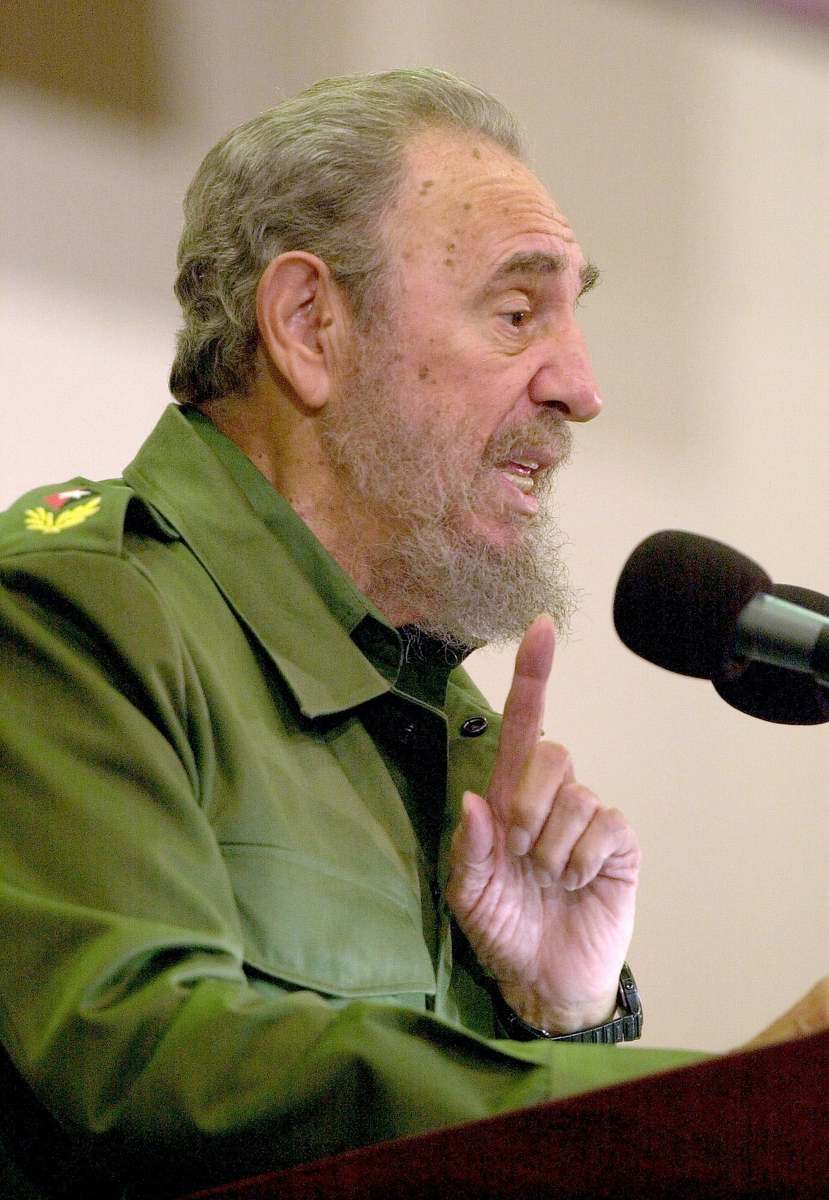 oscar_esp1's tweet photo. 5 de agosto del 2003-El Comandante en Jefe Fidel Castro preside, en La Habana, el acto de inauguración del Centro Nacional de Genética Médica, con un equipamiento que lo equipara a los mejores de su tipo en el mundo.
#SaludParaTodos 
#FidelPorSiempe 
#MejorEsPosible https://t.co/nWUkS9dZUV