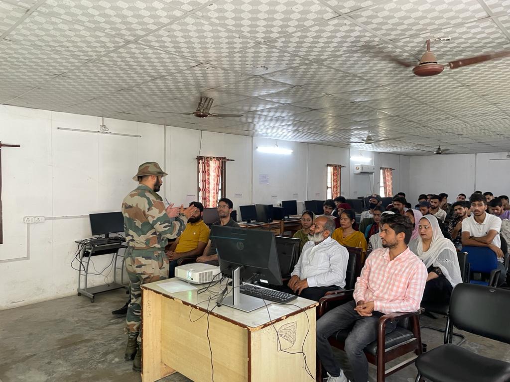 prodefencejammu's tweet photo. #YouthEmpowerment
#CareerCounselling
An #Agniveer outreach awareness programme was held at ITI College, #Ramban(J&K) by #IndianArmy to enhance their #awareness about available opportunities, clearance of doubts & #PostService options
@SpokespersonMoD
@adgpi
@OfficeOfLGJandK https://t.co/uvygkF904b