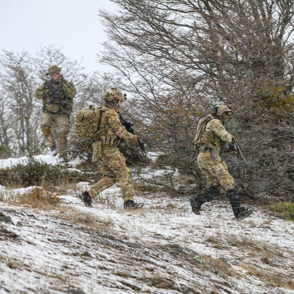 SOCSOUTH's tweet photo. Green Berets from 1st Battalion, @7thForces advise Combat Search and Rescue training missions alongside the Chilean Marine Special Operations in Punta Arenas, Chile, as part of #SouthernStar23. U.S. #SOF work with interagency partners to enhance each other's readiness to prepare for, plan, and improve the collective posture in support of regional security and stability. #StrongerTogether #StrengtheningPartnerships #EstamosUnidos