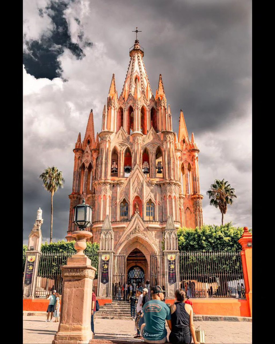😮‍💨 No podemos dejar de contemplar la belleza de la arquitectura de la 𝐏𝐚𝐫𝐫𝐨𝐪𝐮𝐢𝐚 de 𝐒𝐚𝐧 𝐌𝐢𝐠𝐮𝐞𝐥 𝐀𝐫𝐜𝐚́𝐧𝐠𝐞𝐥 en días nublados 🌫☁️