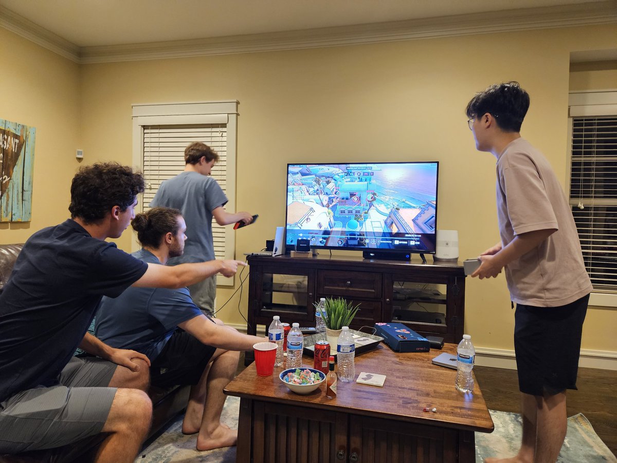 Sleepover Party tweet media