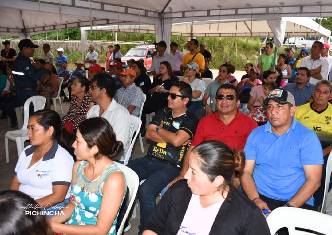 GADPichincha's tweet photo. #EnlaceCiudadano  #3
Leodan Intriago, es un gusto compartir con todos los dirigentes de cada sector del Pichincha profundo, atenderemos de manera progresiva todos sus  requerimientos.
Leonardo Orlando 
Ledy Laura Muñoz Peñarrieta 

#AlcaldíaCiudadana 
#PichinchaSomosTodos https://t.co/phFfzsnUa3