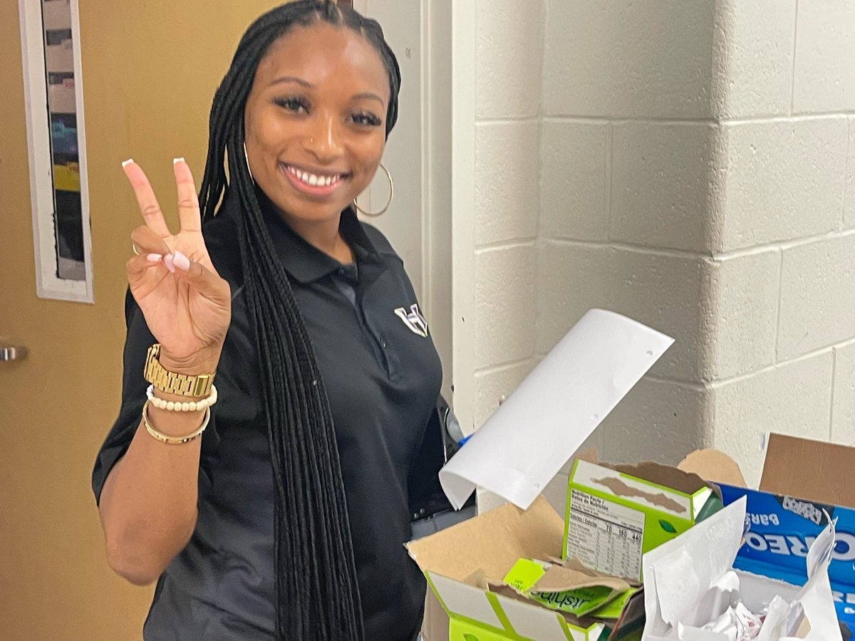 HamptonMS_HCS's tweet photo. Screaming for ice cream and celebrating an awesome first week @hamptonms_hcs! 800 students &amp; 80 staff are all in for #winningforstudents. Cheers to those little victories that make a big impact! 🍦🎉📚 

#winningforhornets  #onehampton #hamptonspirit https://t.co/Kq9MCQuXJz