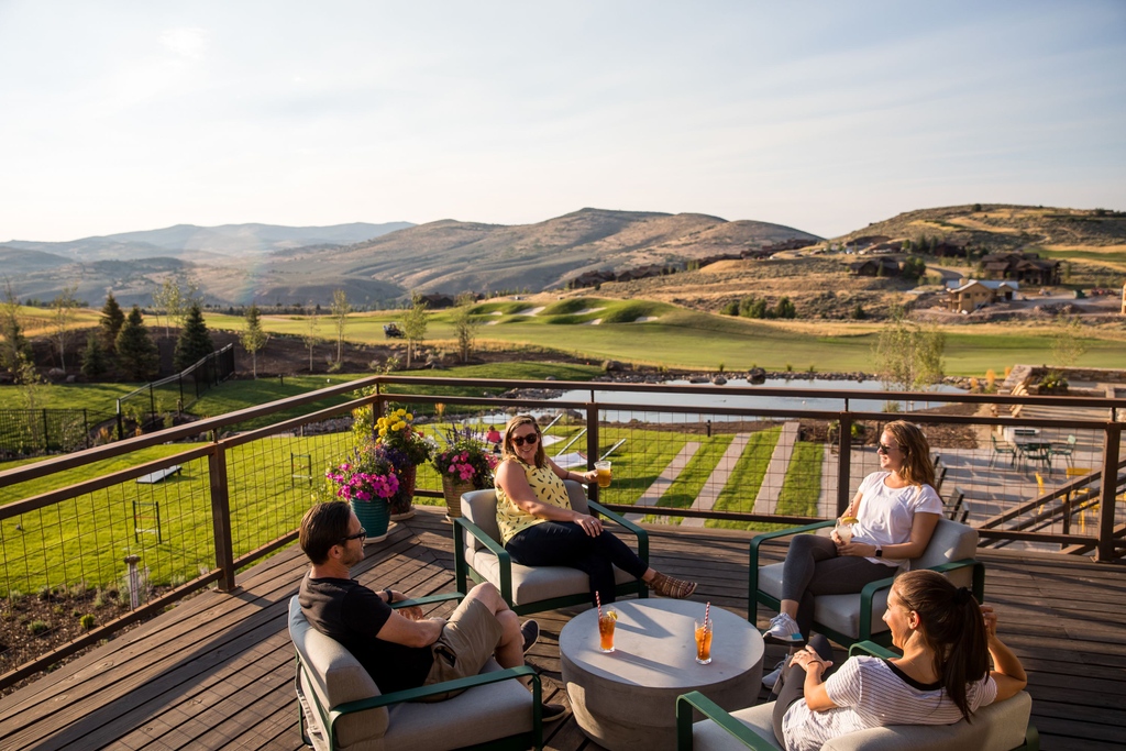 VictoryRanchUT's tweet photo. Evening aperitifs al fresco, an ideal start to the weekend. https://t.co/BVfUinDsEN