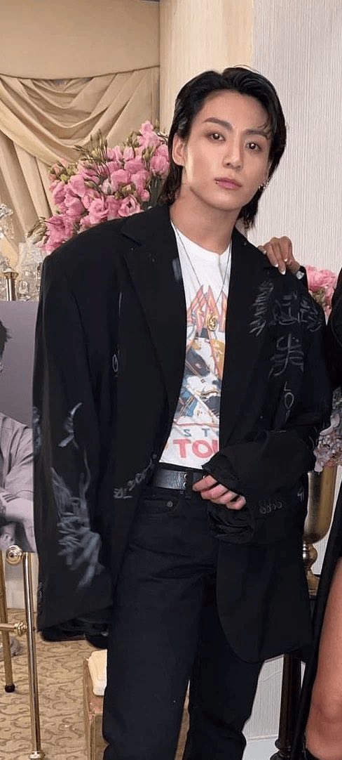 DefLeppard's tweet photo. Are you gettin' it? Show us how you rock your Hysteria merch with #DLFashionFriday. Here's @bts_bighit’s Jungkook rockin' his Hysteria Tour Tee! #HysteriaWeek #BTS #Jungkook #Hysteria https://t.co/e5zOxLZUbS